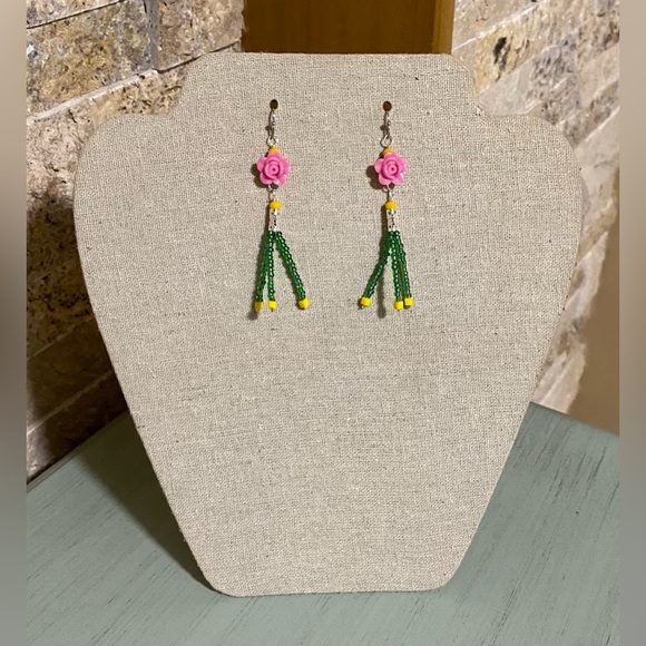 🌟2/$20 🍃🌷💚Kawaii Pink Green Flower Beaded Tassel Earrings - Picture 3 of 4